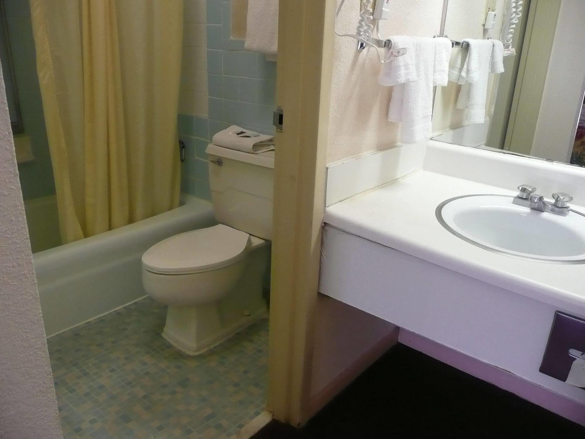 Travelodge By Wyndham Motel Lumberton